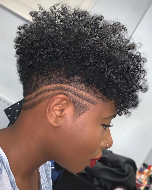 1 coiffure courte à moitié rasée pour les femmes noires