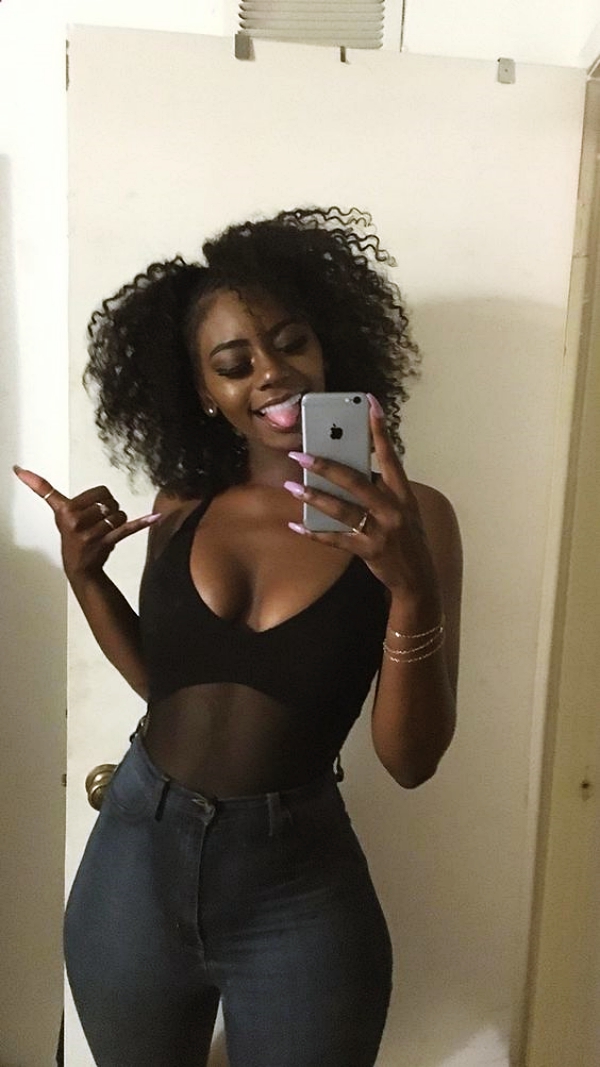 Selfie-Pose-Ideas-For-Black-Women