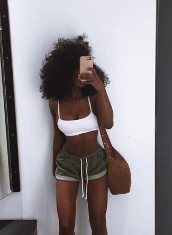 Selfie-Pose-Ideas-For-Black-Women