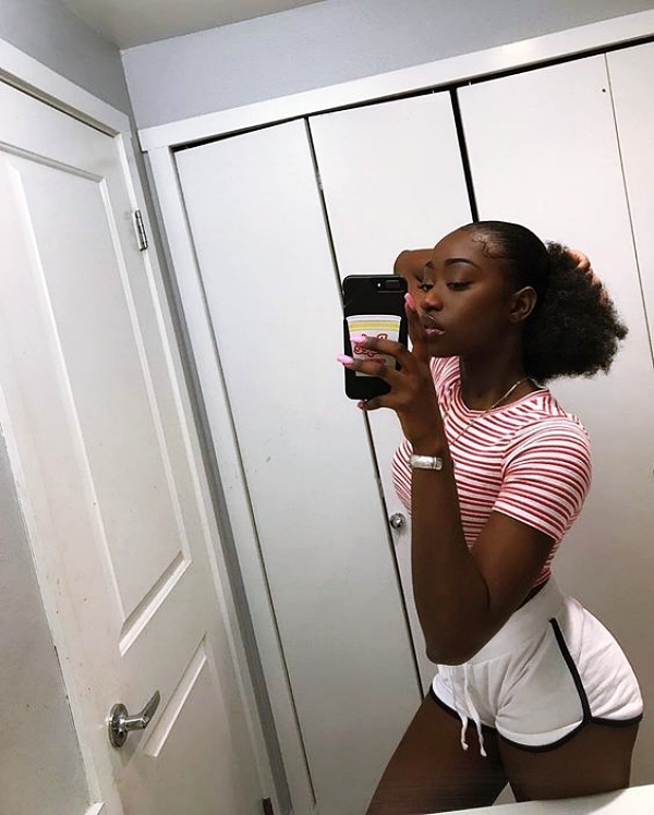 Selfie-Pose-Ideas-For-Black-Women