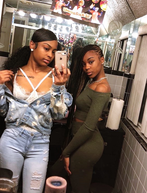 Selfie-Pose-Ideas-For-Black-Women