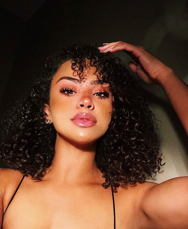 Selfie-Pose-Ideas-For-Black-Women