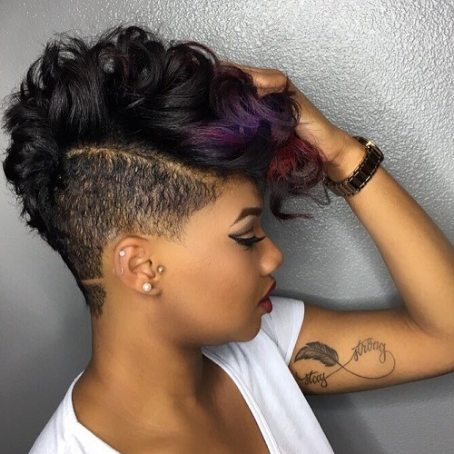 1 coupe de cheveux noire courte