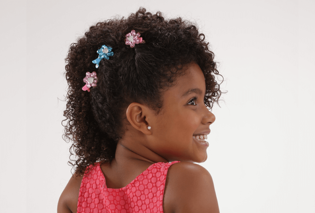 Penteados infantis faceis para os cabelos crespos e cacheados Lateral com torcidinho 1 Foto Beleza Natural 1024x692 1