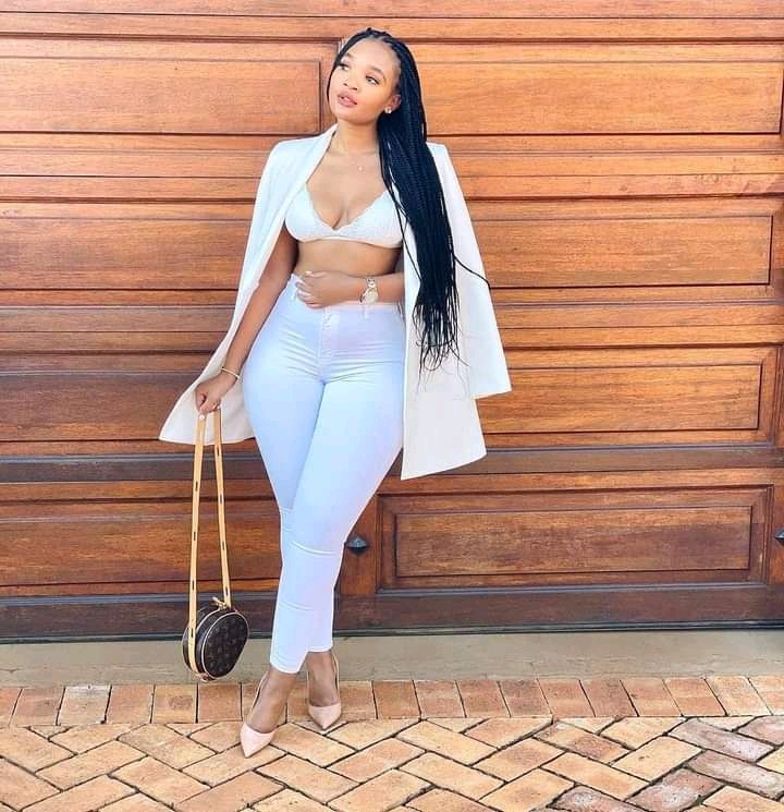 Sophisticated and Beautiful White Pants Outfit Styles Every Lady Should See 12 1652269238 641 Sophisticated and beautiful white pants outfit styles every lady should