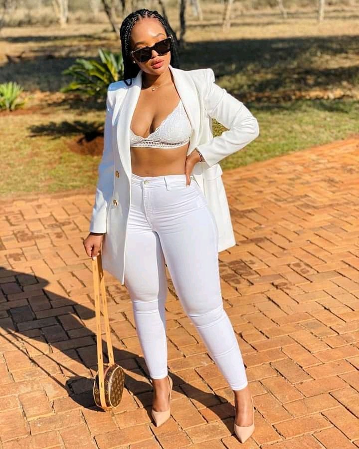 Sophisticated and Beautiful White Pants Outfit Styles Every Lady Should See 13 1652269239 395 Sophisticated and beautiful white pants outfit styles every lady should