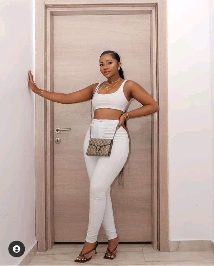 1652269244 848 Sophisticated and beautiful white pants outfit styles every lady should