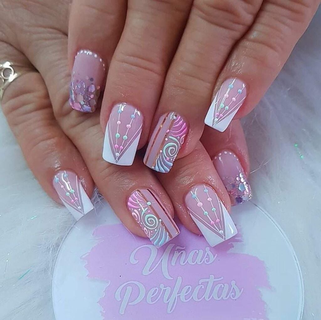 113 Disenos de Unas Punta Cuadrada Violetas con dibujos Celestes y rosados glitter multicolor scaled 1