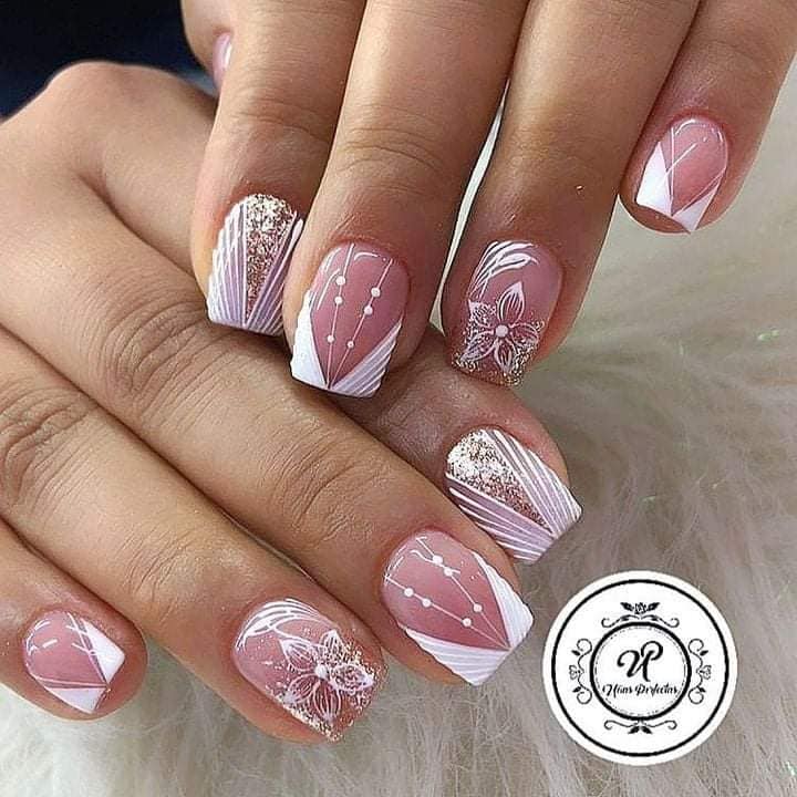 117 Disenos de Unas Punta Cuadrada Rosadas con esmalet blanco y glitter dorado