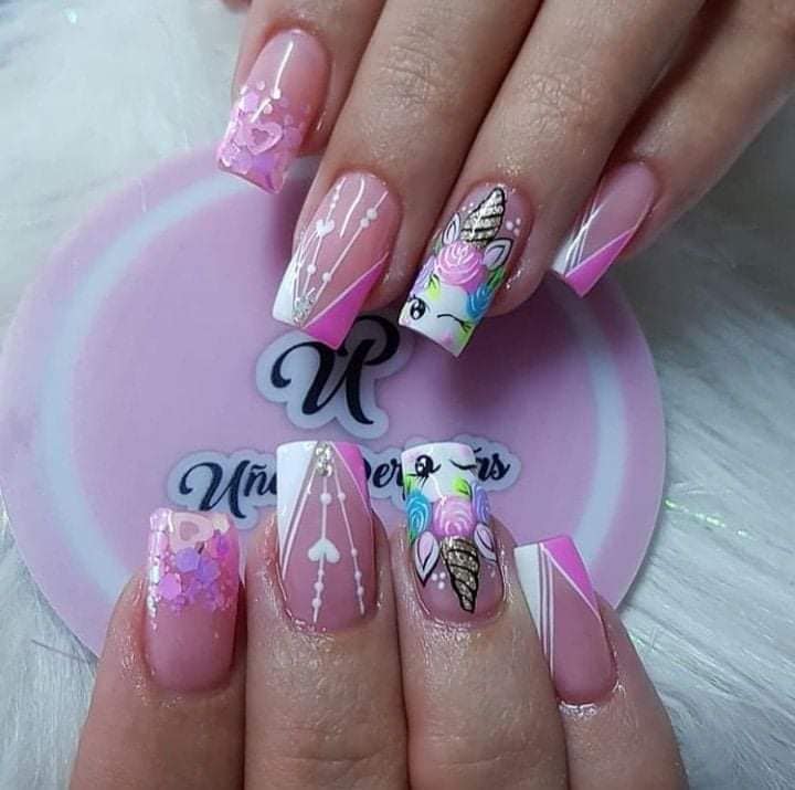 122 Disenos de Unas Punta Cuadrada Rosadas con dibujo de unicornio rosadas dibujos con esmalte triangular blanco