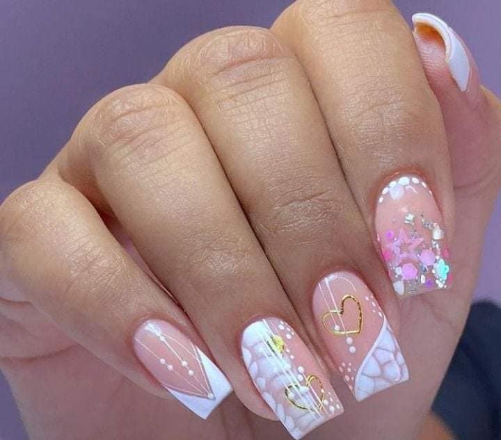 137 Disenos de Unas Punta Cuadrada Rosadas con dibujos de corazones dorados esmalte blanco encapsulado de glitter con formas