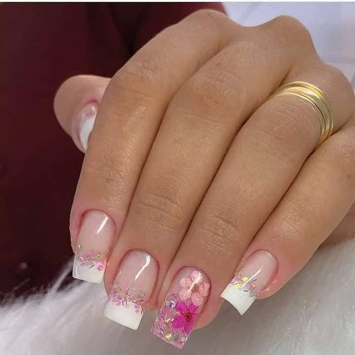 96 Disenos de Unas Punta Cuadrada conlor natural con flores fucsia y rosada puntas blancas