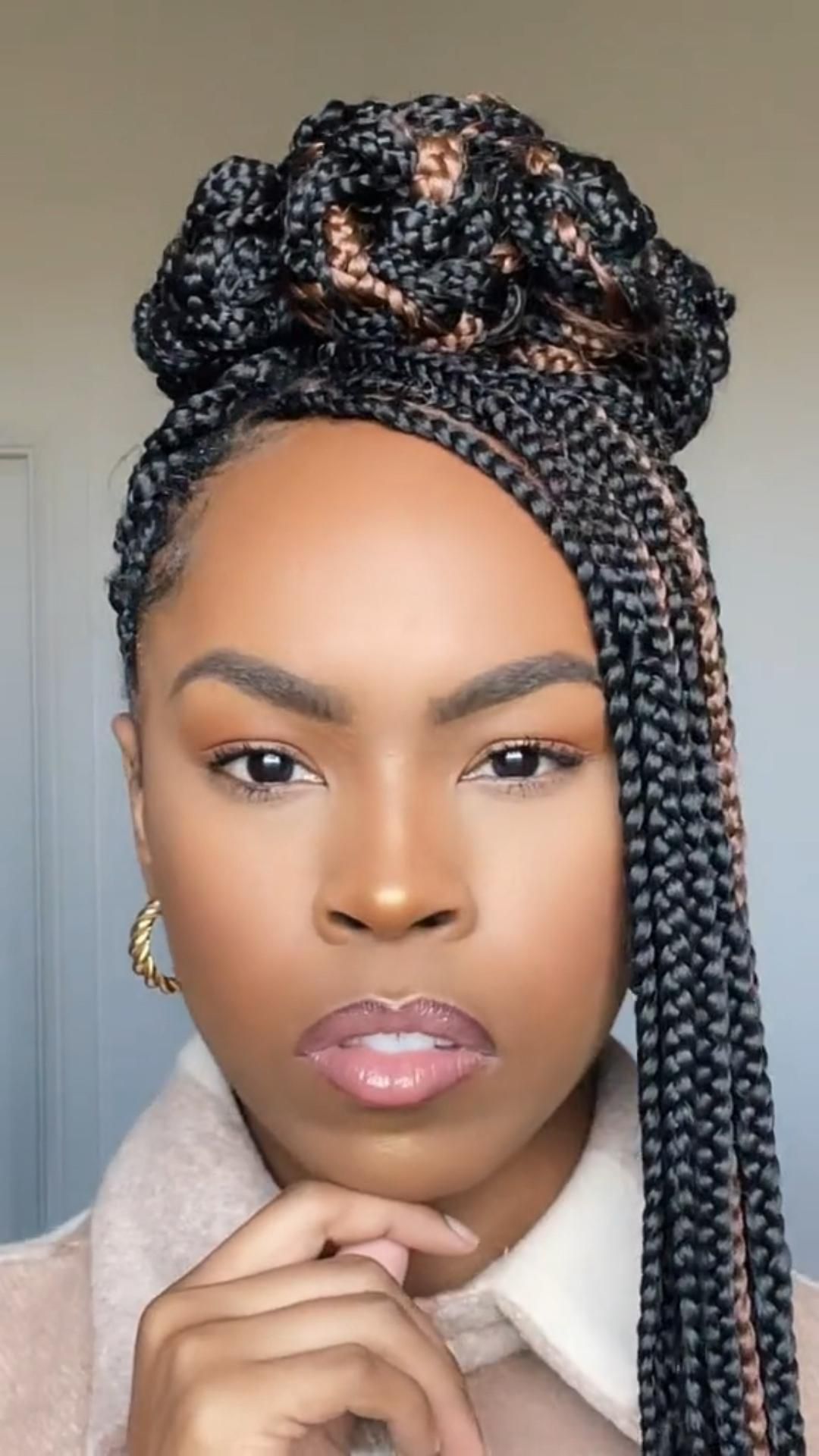 Ceci contient une image de Braided updo 1