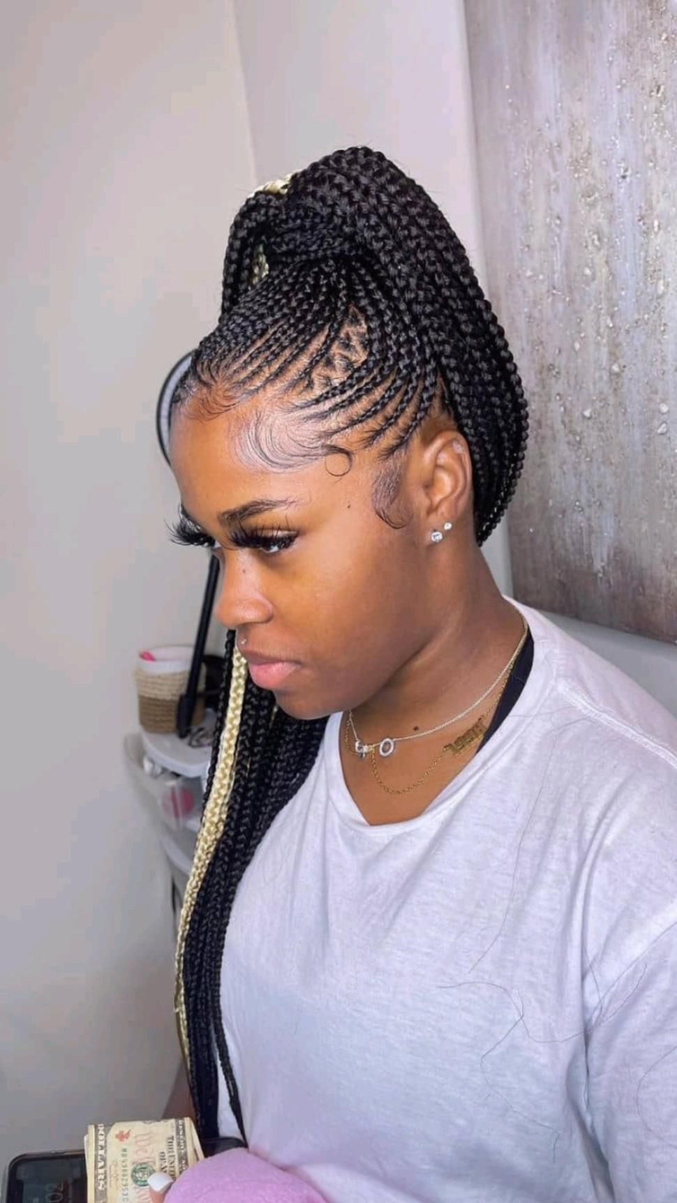 Ceci contient une image de queue de cheval Cornrows Braids