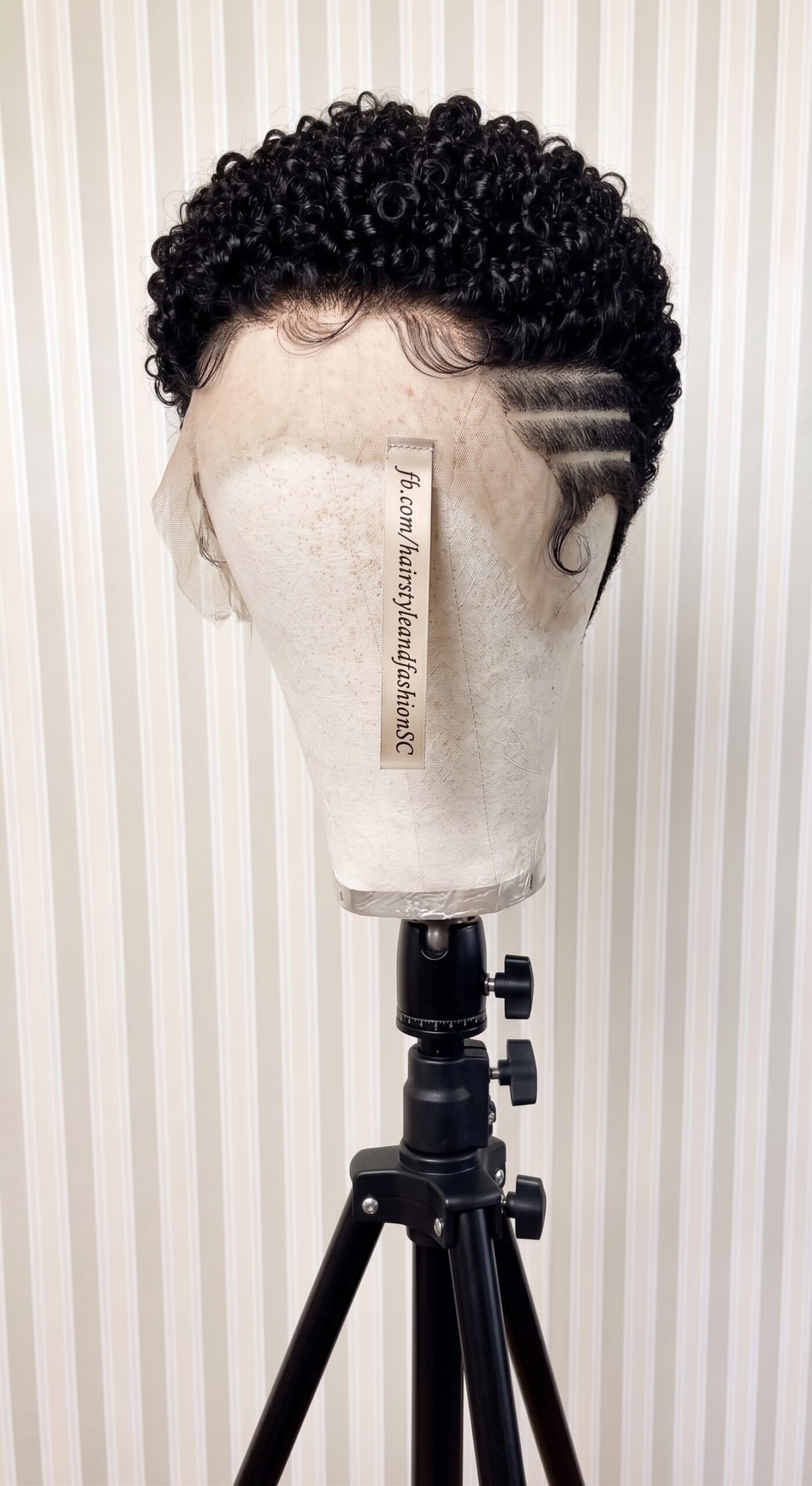 Triple Carved Lines and High-Gloss Spiral Curls: Advanced Geometric Artistry on HD Lace #hairstyleandfashionSC Triple Carved Lines and High-Gloss Spiral Curls: Advanced Geometric Artistry on HD Lace #hairstyleandfashionSC