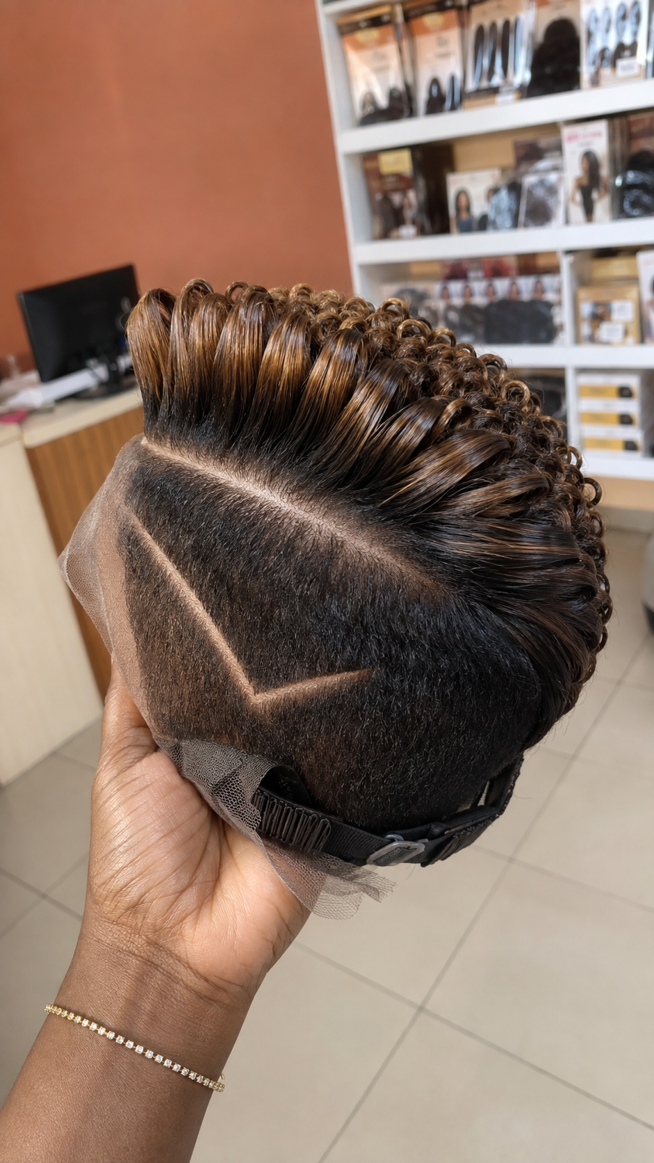 An Architectural V-Apex Razor Carving Demands Perfect Cap Alignment On A Caramel-Tipped Pixie Wig #haircutsforwomensh An Architectural V-Apex Razor Carving Demands Perfect Cap Alignment On A Caramel-Tipped Pixie Wig #haircutsforwomensh